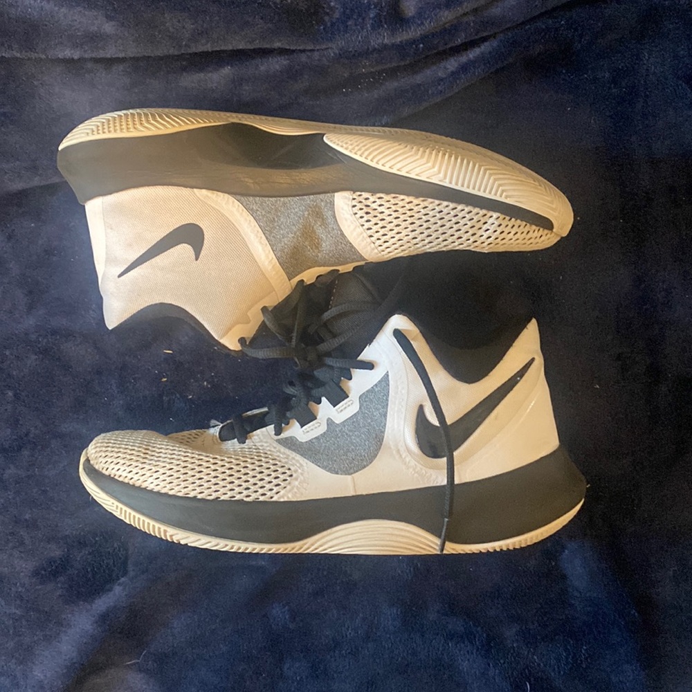 Size 9.5 Nike Basketball shoes